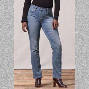 EUC Women's Levi's 505 Straight Leg Jean in Medium Blue - 16M